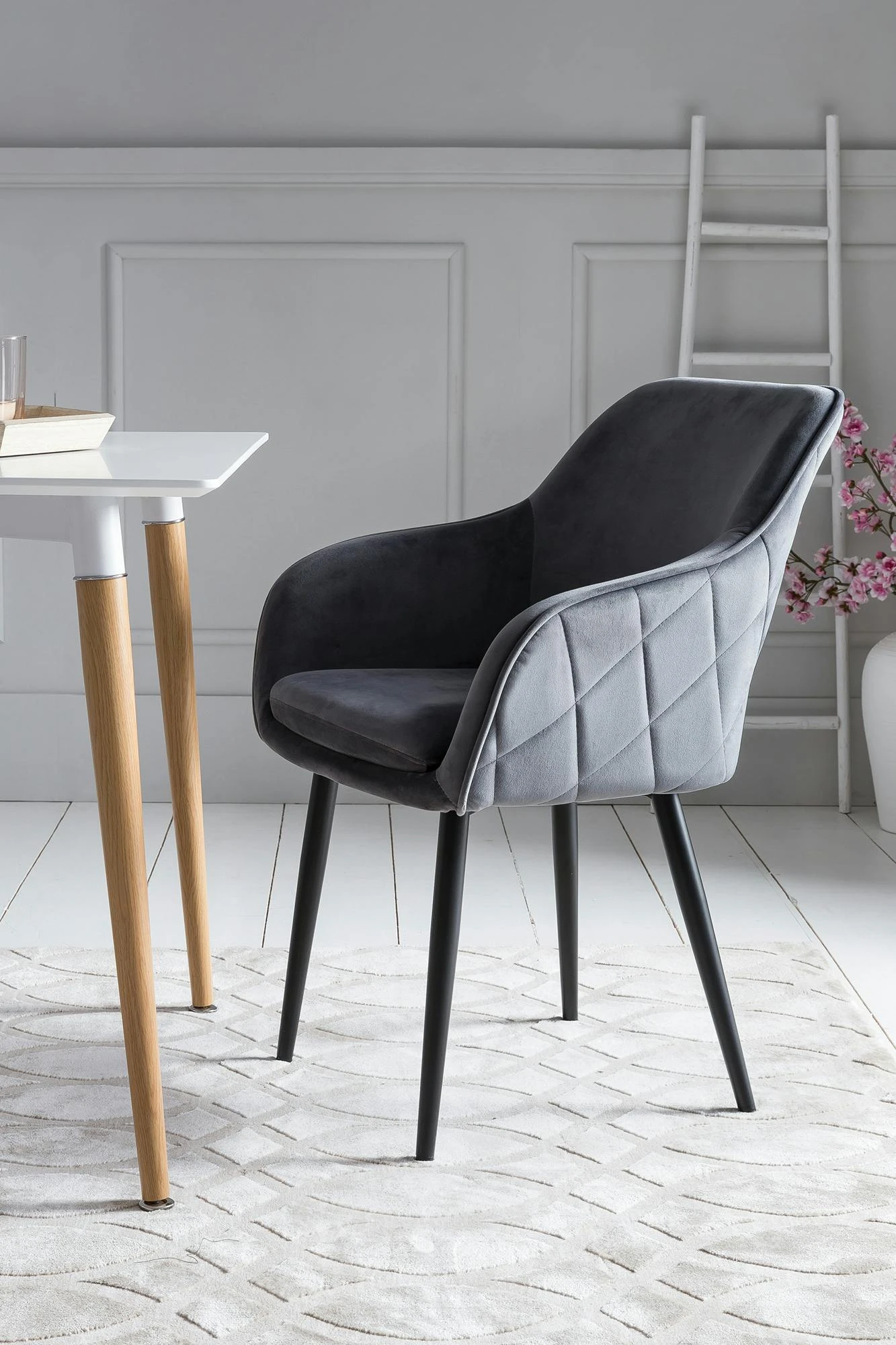 SalesFever Esszimmerstuhl | Stoffbezug In Samt-Optik | Höhenverstellbares Metallgestell | Diamantsteppung | B 61 X T 60 X H 85 Cm | Grau – Schwarz 8 SalesFever Esszimmerstuhl | Stoffbezug In Samt-Optik | Höhenverstellbares Metallgestell | Diamantsteppung | B 61 X T 60 X H 85 Cm | Grau – Schwarz – Bild 6