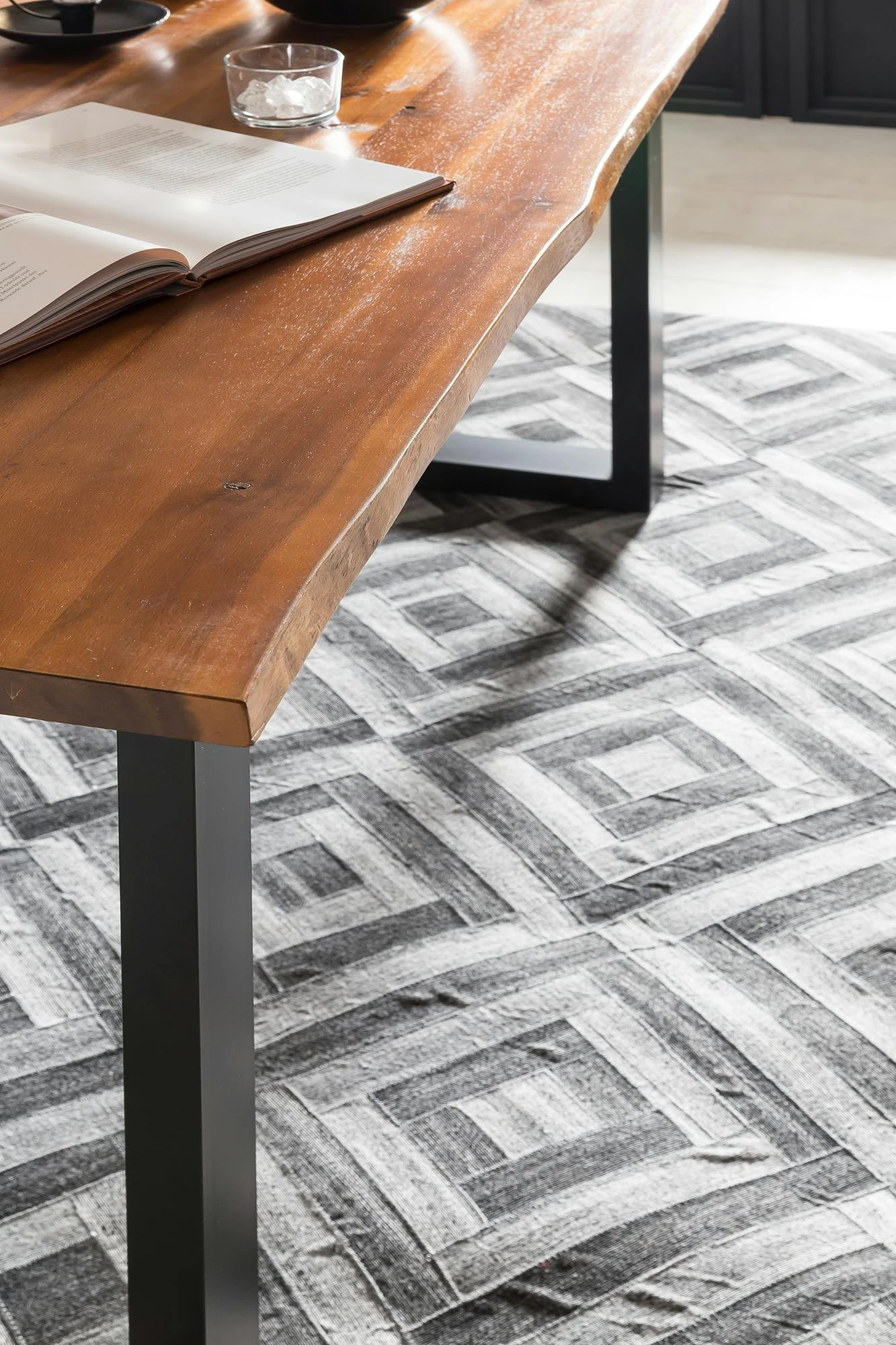 SalesFever Baumkante Esstisch 200 X 100 Cm | Massivholz Akazie | Gestell Metall Schwarz | B 200 X T 100 X H 77 Cm | Cognac 9 SalesFever Baumkante Esstisch 200 X 100 Cm | Massivholz Akazie | Gestell Metall Schwarz | B 200 X T 100 X H 77 Cm | Cognac – Bild 7