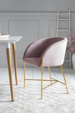 SalesFever Essgruppe 5-tlg. | 1x Tisch 180 X 90 Cm Hochglanz Weiß | 4x Armlehnstuhl Samt Rose | Gestell Metall Goldfarben -SalesFever 5d31a4de e7d1 4961 8efa cbd6f1225e67