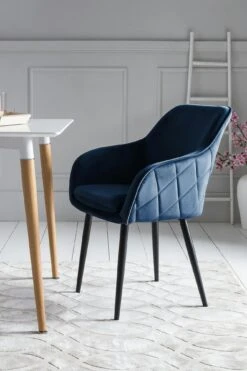 SalesFever Esszimmerstuhl | Stoffbezug In Samt-Optik | Höhenverstellbares Metallgestell | Diamantsteppung | B 61 X T 60 X H 85 Cm | Blau – Schwarz -SalesFever a4e16480 90cf 4067 8892 3af2c1dc9a8d